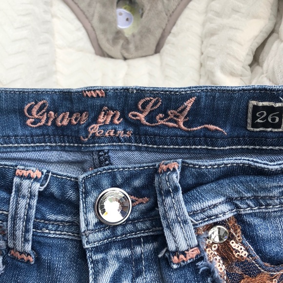 Grace in LA shorts - Picture 3 of 3